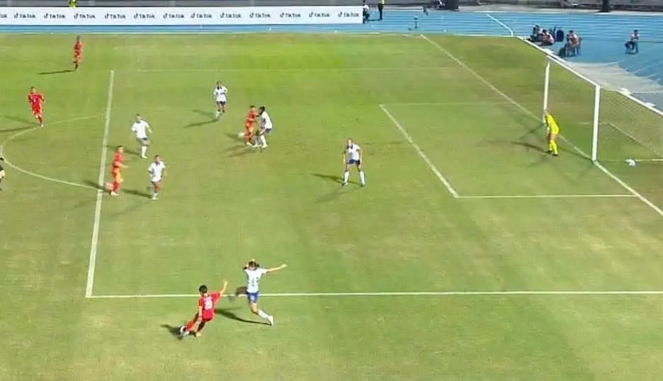 Đội tuyển nữ Việt Nam và sự thừa nhận từ người hâm mộ Philippines 7 Ảnh chụp màn mình tình huống Vạn Sự tạt bóng